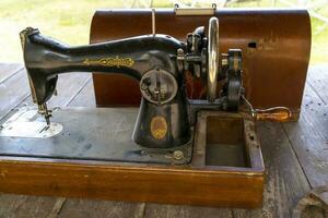 Vintage ▾ nero cucire macchina e un' difficile di legno tronco per suo Conservazione foto