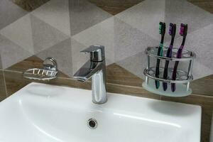 spazzolini da denti In piedi su un' speciale In piedi nel il bagno interno foto