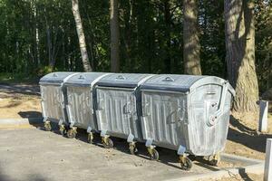 spazzatura contenitori su il luogo nel il città parco foto