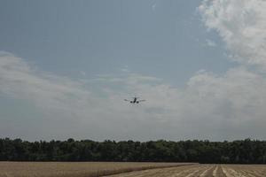 l'aereo sale a bordo sorvolando il campo con il grano
