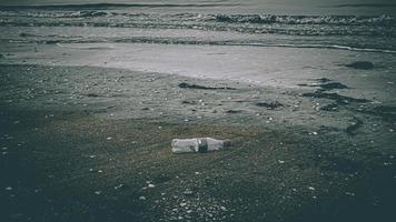 tracheostomia di plastica sulla spiaggia foto