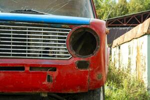 un vecchio rotto classico auto abbandonato su il strada. inossidabile vecchio macchina foto