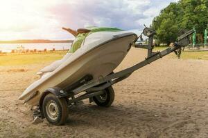 Jet sciare montato su un' speciale trailer su il spiaggia foto