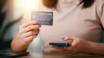 in linea pagamento concetto con credito carta e smartphone ,in linea bancario servizio ,Internet pagamento ,i soldi trasferimento e servizio tassa pagamento ,finanziario transazioni con applicazione , commercio elettronico foto