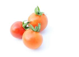 Close up di pomodori freschi, verdure in una ciotola su sfondo bianco foto