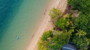 vista aerea vista mare incredibile thailandia natura sfondo acqua e spiaggia splendidamente luminosa con kayak sull'oceano al giorno pieno di sole foto