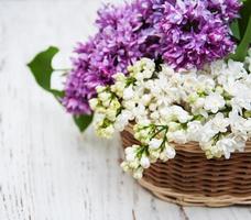 fiori lilla in un cesto