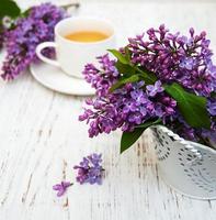 tazza di tè e fiori lilla