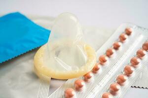 nascita controllo pillole e preservativo, contraccezione Salute e medicinale. foto
