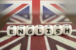 parola imparare inglese su libro con unito regno bandiera, apprendimento inglese linguaggio corsi concetto. foto