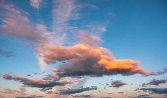 colorato tramonto nuvole nel blu cielo a il sera foto