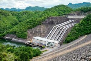 diga srinakarin energia pianta su collina a kanchanaburi foto