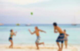 sfocato scena amici giocando palla su spiaggia foto