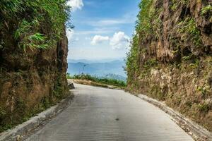 strada modo Tailandia Myanmar confine scogliera montagna foto