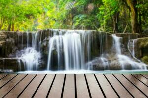 legna tavolo superiore su sfocato cascata in profondità foresta foto