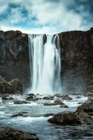 lunatico gufufoss cascata fluente su estate nel est fiordi foto