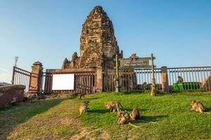 architettura antico rovina, Phra Prang sam yot tempio con scimmie foto