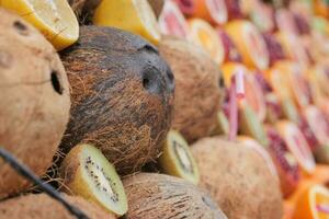 fresco Noce di cocco foderato su nel agricoltori mercato foto