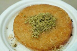 Kunafa con un' pulire crema su un' piatto . foto