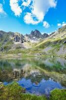 alpino lago con montagne e nuvole foto