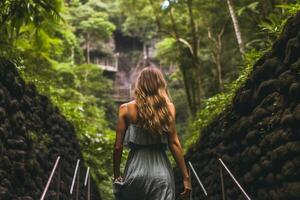 foto di il indietro di un' donna nel estate Abiti in esecuzione verso tropicale foreste e cascate. ai generativo