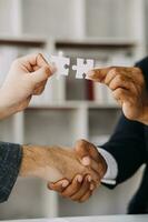 lavoro di squadra dirigenti colleghi attività commerciale persone stretta di mano dopo incontro foto