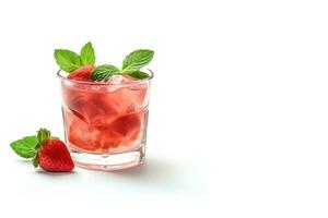 fresco fragola cocktail. fresco estate cocktail con fragola e ghiaccio cubi. bicchiere di fragola bibita bevanda su un' bianca sfondo con copia spazio. creare ai foto