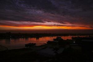 tramonto su il shitalakshya fiume nel bangladesh. il shitalakshya fiume è un' fiume nel Sud Asia foto