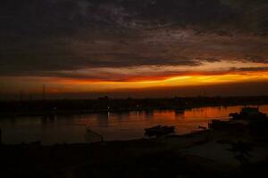 tramonto su il shitalakshya fiume nel bangladesh. il shitalakshya fiume è un' fiume nel Sud Asia foto