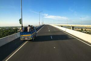 padma ponte autostrada asfalto con blu cielo sfondo. prospettiva Visualizza foto