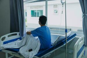 terminale malato maschio paziente bugie su un' cattivo nel il Ospedale. malinconia e esausto paziente nel il palliativo cura reparto. foto