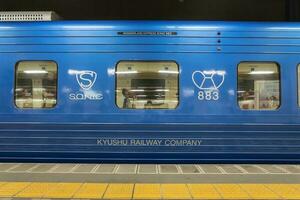 oita,kyushu,giappone - ottobre 19, 2018 jr kyushu treno limitato esprimere sonico 883 serie, matalico blu colore foto
