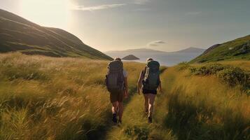 giovane coppia bagpacker escursioni a piedi attraverso il montagne per il mare con verde erba di il mattina Visualizza. generativo ai foto