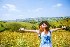 le donne asiatiche viaggiano nei campi di riso verdi sulle montagne durante le vacanze. felice e godendo di una natura meravigliosa. risaie dorate. estate foto