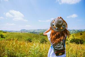 le donne asiatiche viaggiano nei campi di riso verdi sulle montagne durante le vacanze. felice e godendo di una natura meravigliosa. risaie dorate. estate foto