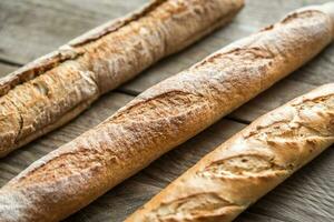 tre baguette sullo sfondo di legno foto