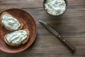 toast con crema di formaggio foto