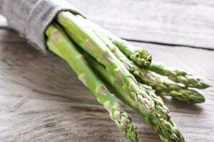 mazzo di asparagi freschi foto