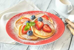 porzione di ricotta frittelle con fresco frutti di bosco foto