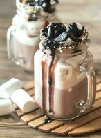 Due tazze di caldo cioccolato con marshmallows foto