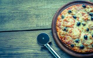 cucinato Pizza su il di legno tavola foto