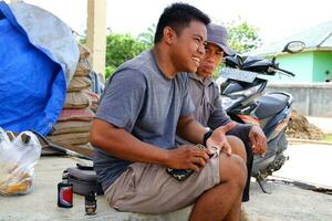 kuaro kalimantan timor, Indonesia 01 Maggio 2023. Visualizza di un' uomo con parecchi persone ridendo foto