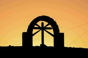 Chiesa al di sopra di il tramonto foto