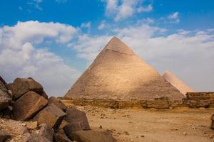 la grande piramide e la grande sfinge sull'altopiano di Giza foto