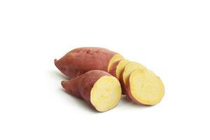 patata dolce isolata su sfondo bianco foto