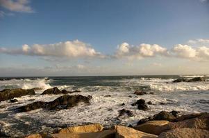 Oceano di Cape Cod che colpisce le rocce foto