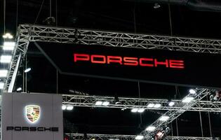 nonthaburi Tailandia 6 dicembre 2022 sospeso e polo tabellone con logo porsche foto