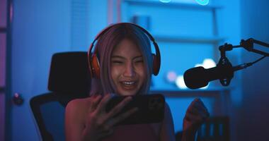 asiatico giovane esport donna gamer godere per giocare in linea gioco su smartphone. foto