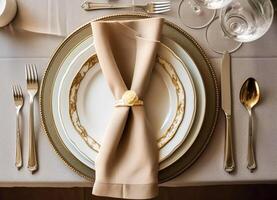 elegante cena tavolo ambientazione preparativi nel inglese nazione stile come flatlay tavolozza, piegato tovagliolo su un' servendo piatto, vasellame e vacanza tavolo arredamento, generativo ai foto