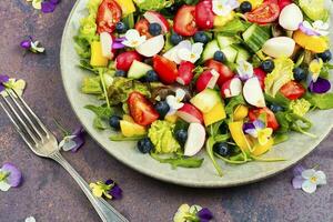 gustoso estate insalata con commestibile fiori foto